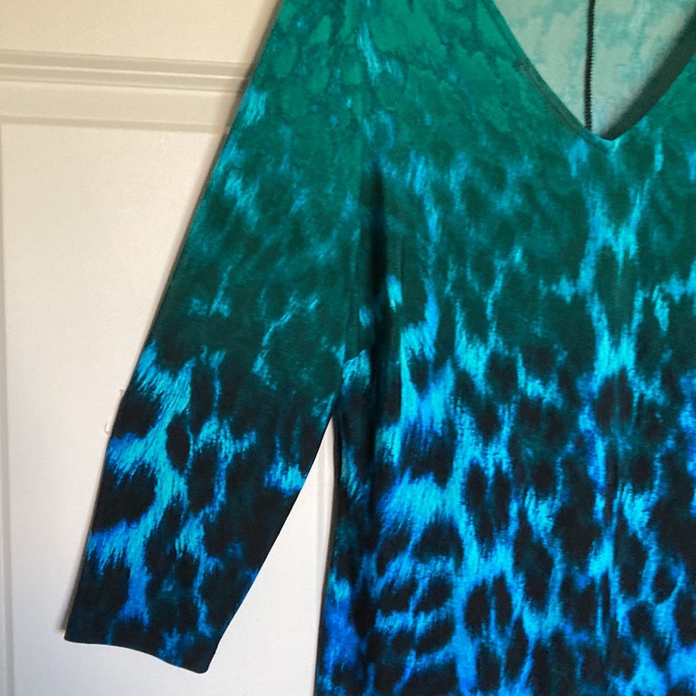Beautiful stretchy size 1 Chico’s dress worn twice. Like new. Size 1 is an 8-10.